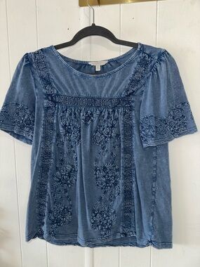 Lucky brand Women’s Blue Embroidered Short Sleeve Top size small